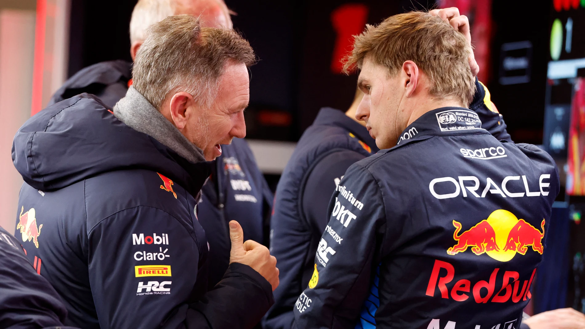 Max Verstappen charla con Christian Horner en Las Vegas Max Verstappen charla con Christian Horner en Las Vegas