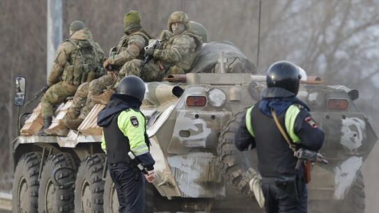 Militares en un veh&iacute;culo blindado en Belgorod, Rusia.