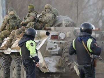 Militares en un vehículo blindado en Belgorod, Rusia.