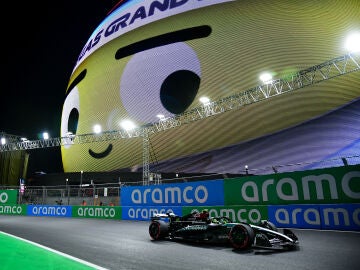 Lewis Hamilton pilota el Mercedes en Las Vegas Circuit