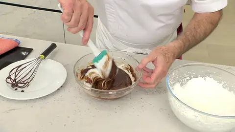 Agrega esta mezcla al bol donde están las claras montadas Agrega esta mezcla al bol donde están las claras montadas