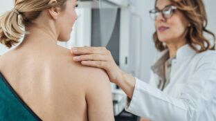 Una mujer realiz&aacute;ndose una mamograf&iacute;a para detectar el c&aacute;ncer de mama. 