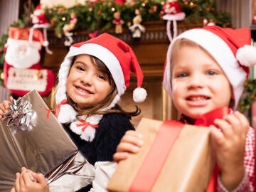 Niños con regalos en Navidad