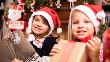 Niños con regalos en Navidad