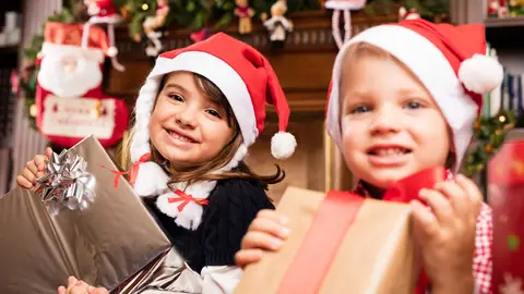 Niños con regalos en Navidad Niños con regalos en Navidad