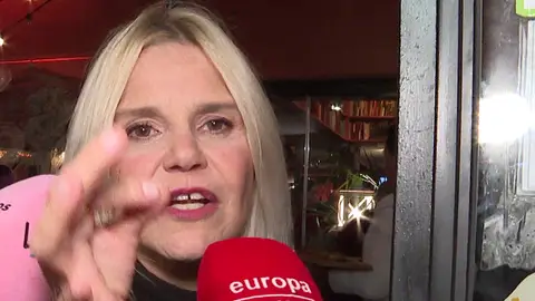 Eugenia Martínez de Irujo atendiendo a la prensa Eugenia Martínez de Irujo atendiendo a la prensa