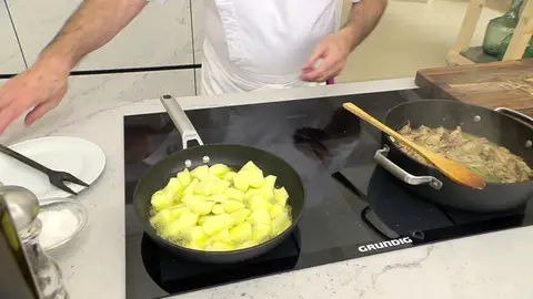 Introduce las patatas en la sartén y fríelas hasta que se doren Introduce las patatas en la sartén y fríelas hasta que se doren