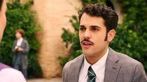 Santiago se acerca cada vez más a Fina y le pide una cita: “¿Vienes a mi casa a cenar esta noche?” Santiago se acerca cada vez más a Fina y le pide una cita: “¿Vienes a mi casa a cenar esta noche?”