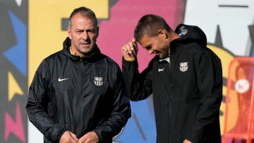 Hansi Flick, en el entrenamiento del Barcelona de este viernes