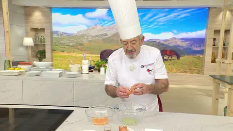 Casca los huevos, separa las claras de las yemas Casca los huevos, separa las claras de las yemas