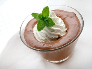 Postre exprés de Karlos Arguiñano: mousse de chocolate con chantilly