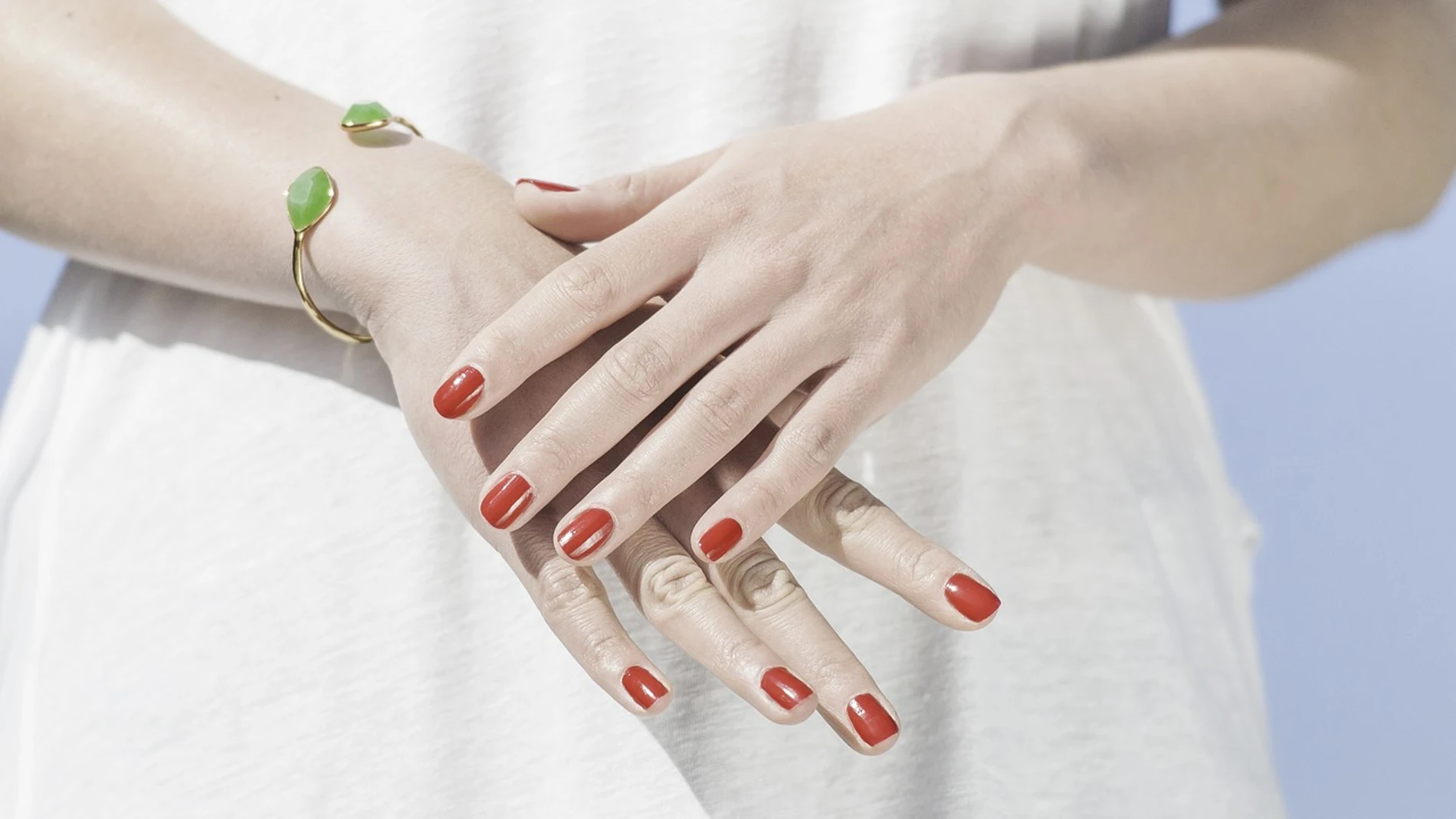 Manos con la manicura hecha Manos con la manicura hecha