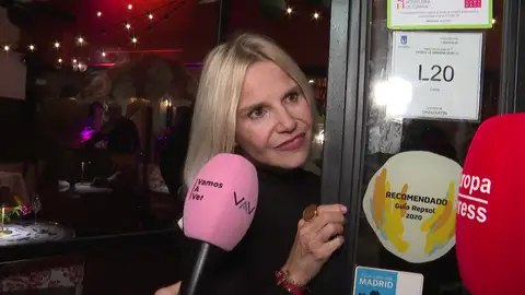 Eugenia Martínez de Irujo atendiendo a la prensa Eugenia Martínez de Irujo atendiendo a la prensa