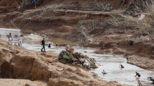 Voluntarios trabajan en el pantano de Torrent, Valencia