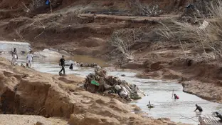 Voluntarios trabajan en el pantano de Torrent, Valencia Voluntarios trabajan en el pantano de Torrent, Valencia