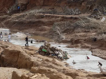 Voluntarios trabajan en el pantano de Torrent, Valencia Voluntarios trabajan en el pantano de Torrent, Valencia