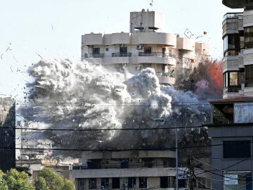 El humo se eleva tras un ataque aéreo israelí en la zona de Al-Chiyah