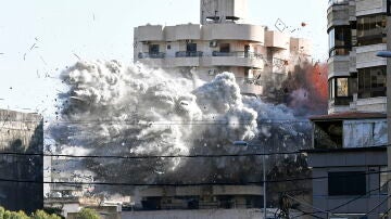 El humo se eleva tras un ataque aéreo israelí en la zona de Al-Chiyah