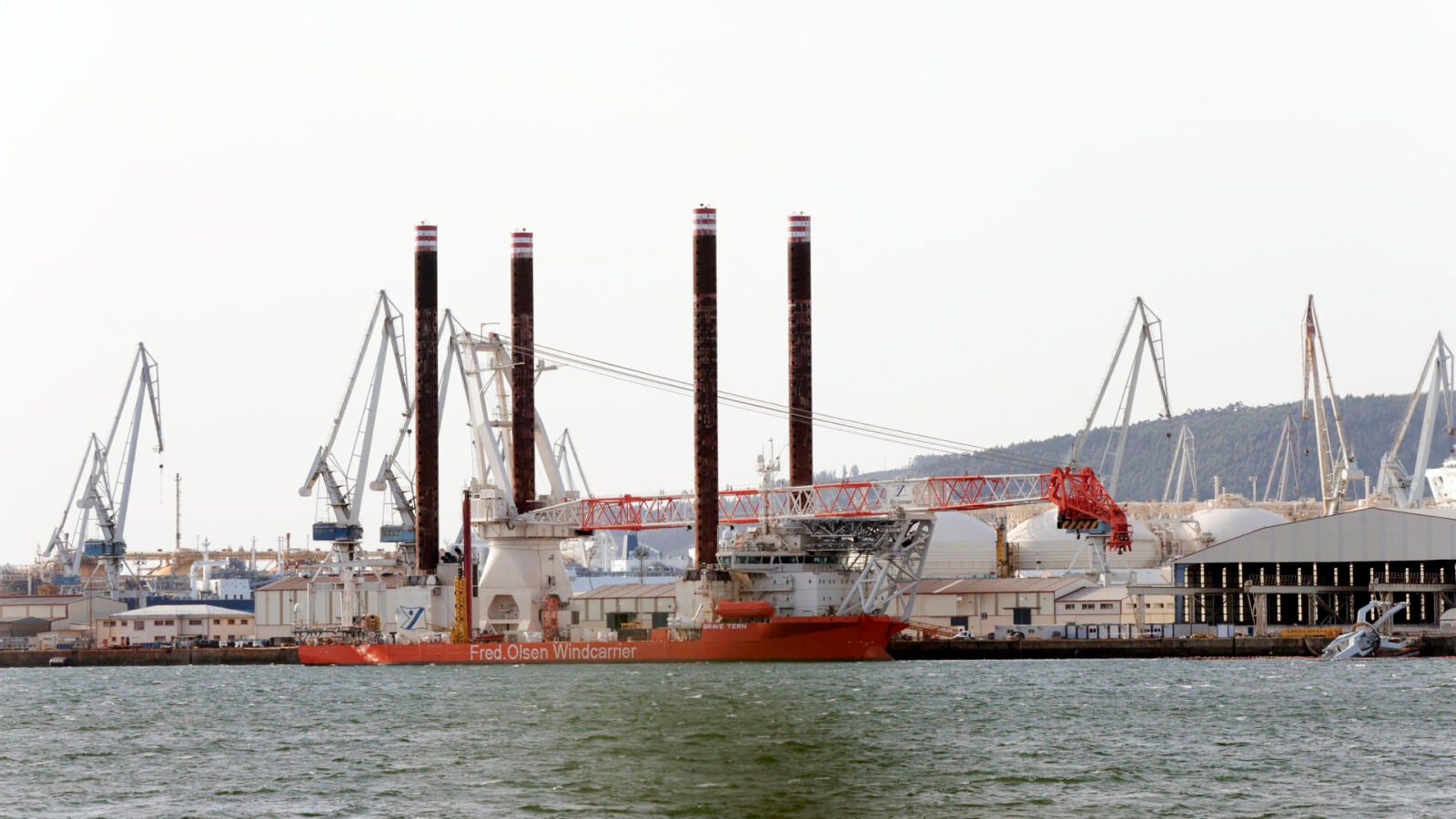 Una grúa 'cigüeña' cae al mar después de un accidente en Navantia Ferrol 