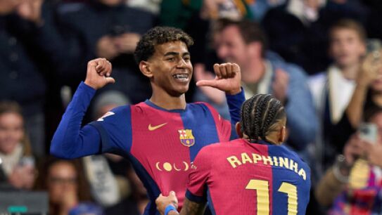 Lamine Yamal celebra un gol con Raphinha en el Santiago Bernab&eacute;u