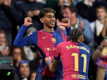 Lamine Yamal celebra un gol con Raphinha en el Santiago Bernabéu