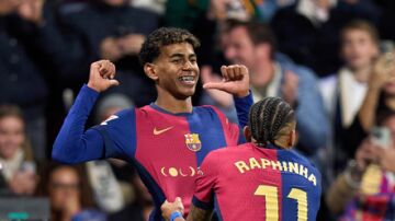 Lamine Yamal celebra un gol con Raphinha en el Santiago Bernabéu