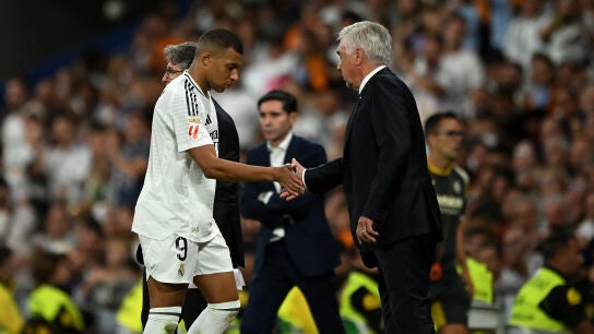Mbapp&eacute; saluda a Ancelotti tras ser sustituido 