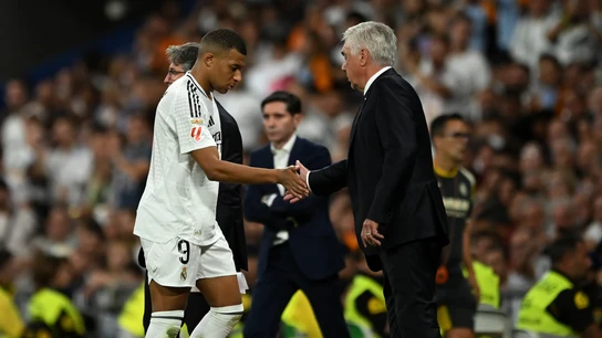 Mbappé saluda a Ancelotti tras ser sustituido Mbappé saluda a Ancelotti tras ser sustituido