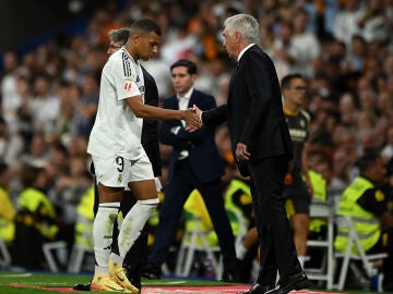 Mbappé saluda a Ancelotti tras ser sustituido 