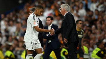 Mbappé saluda a Ancelotti tras ser sustituido 