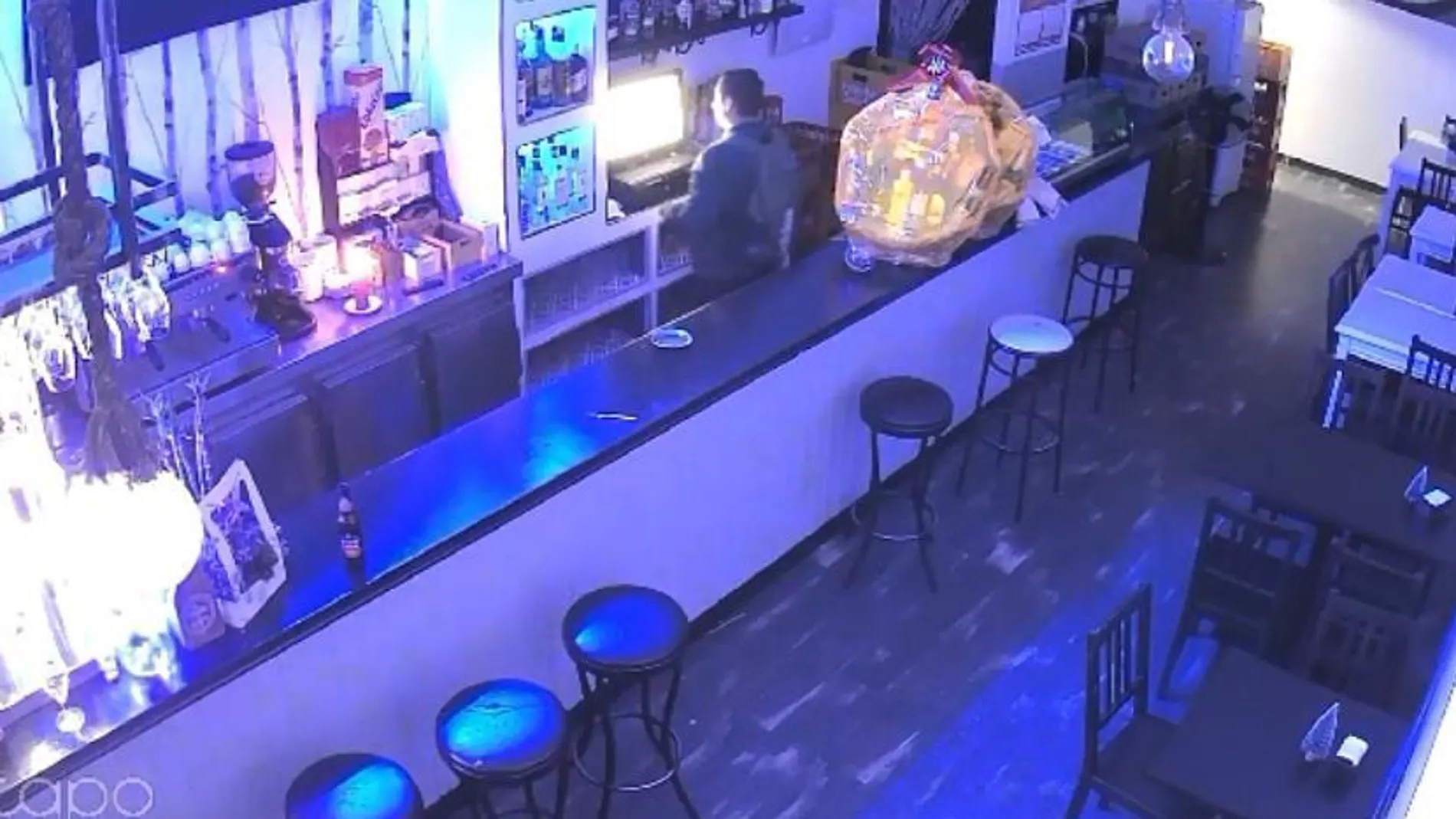 Un hombre se queda dormido en un bar y cuando se da cuenta no puede salir Un hombre se queda dormido en un bar y cuando se da cuenta no puede salir