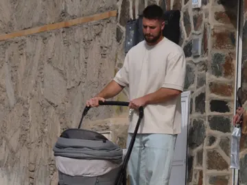 David Rodríguez, pareja de Anabel Pantoja, paseando a la recién nacida David Rodríguez, pareja de Anabel Pantoja, paseando a la recién nacida