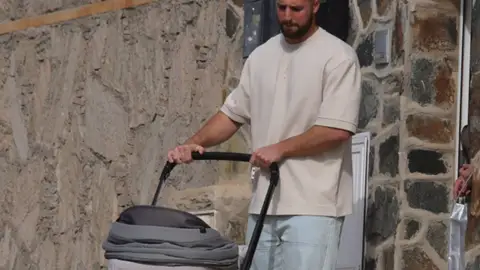 David Rodríguez, pareja de Anabel Pantoja, paseando a la recién nacida David Rodríguez, pareja de Anabel Pantoja, paseando a la recién nacida