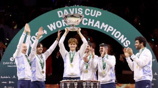 Jannik Sinner levanta el trofeo de la Copa Davis en M&aacute;laga