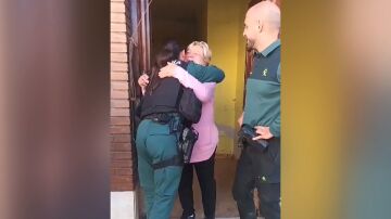 Reencuentro Guardia Civil con vecina 