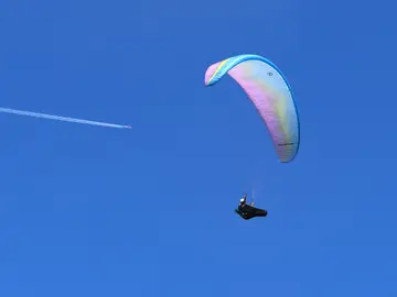 Imagen de un parapentista Imagen de un parapentista