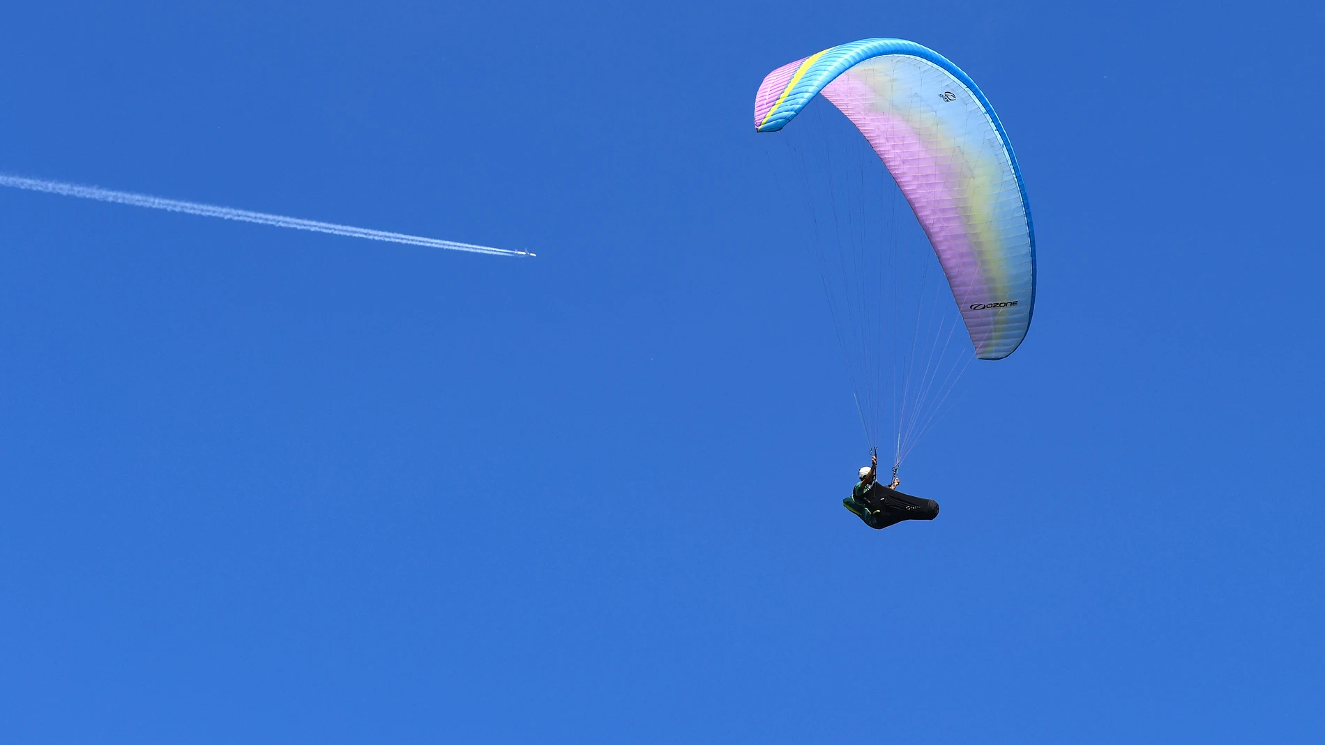 Imagen de un parapentista Imagen de un parapentista