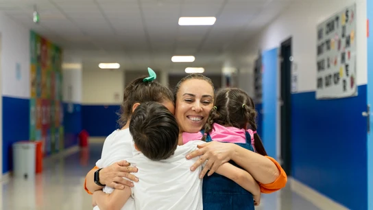 Una profesora con sus alumnos Una profesora con sus alumnos
