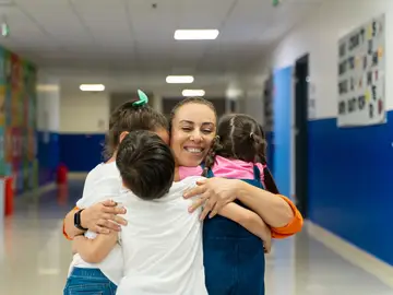 Una profesora con sus alumnos Una profesora con sus alumnos