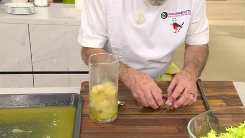 Vierte el jugo de la bandeja al vaso batidor Vierte el jugo de la bandeja al vaso batidor