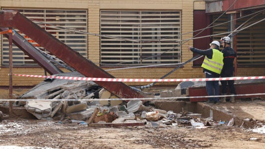Bomberos en la zona que ha colapsado en el colegio Llu&iacute;s Vives de Massanassa