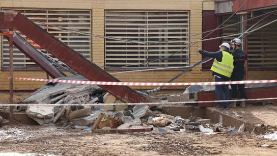 Bomberos en la zona que ha colapsado en el colegio Lluís Vives de Massanassa Bomberos en la zona que ha colapsado en el colegio Lluís Vives de Massanassa