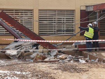 Bomberos en la zona que ha colapsado en el colegio Lluís Vives de Massanassa