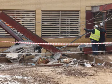 Bomberos en la zona que ha colapsado en el colegio Lluís Vives de Massanassa Bomberos en la zona que ha colapsado en el colegio Lluís Vives de Massanassa