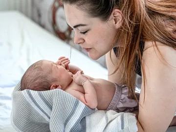 Una madre con su bebé recién nacido Una madre con su bebé recién nacido