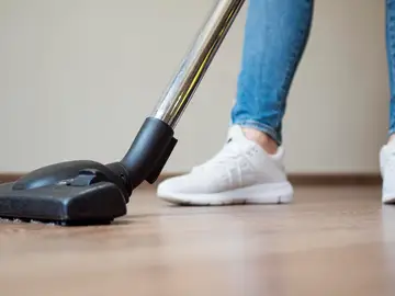 Primer plano de pies y aspiradora Primer plano de pies y aspiradora