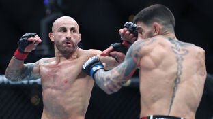 Alexander Volkanovski ante Ilia Topuria en su combate en California el pasado 17 de febrero