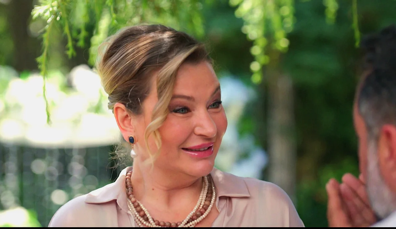 Şevval por fin sale de la cárcel y se presenta en la boda de Süsen y Ömer por sorpresa