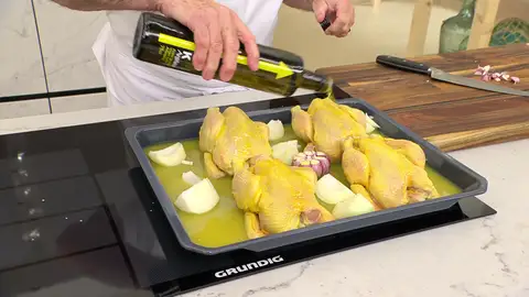 Riega los picantones con 1-2 cucharadas de aceite Riega los picantones con 1-2 cucharadas de aceite