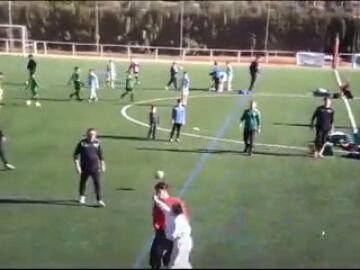 Una madre irrumpe en un partido de alevines en Granada y propina una bofetada al árbitro